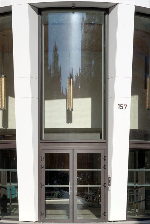 Die Fassade des Bürogebäudes in Neuilly (Frankreich) wurde mit 800 Platten aus Corian<sup>®</sup> Solid Surface in der Farbe Glacier White verkleidet